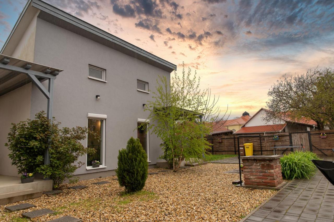 Szomszéd Apartmanok - Chambres d’hôtes Tiszafüred