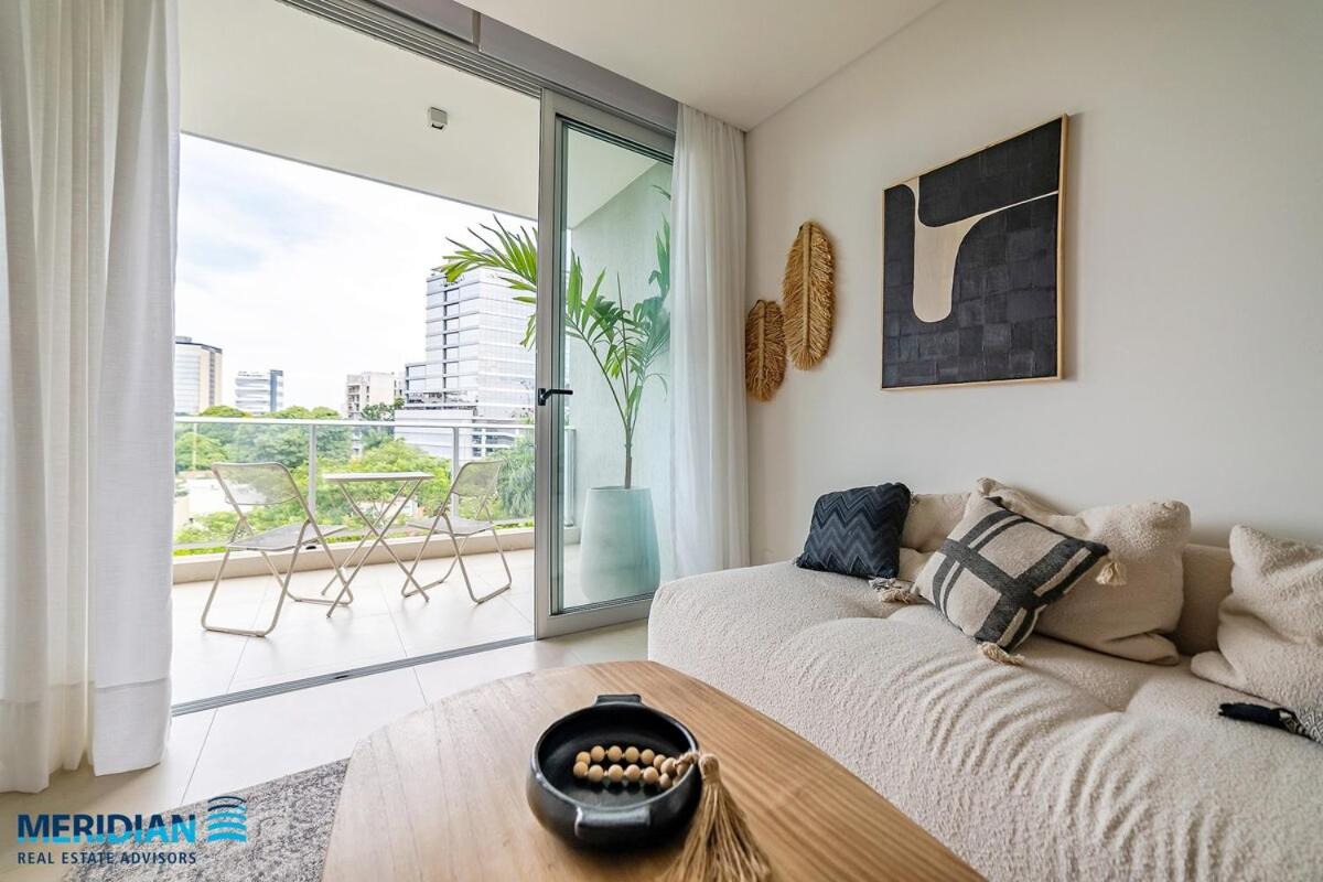 301 Emerald! Boutique building steps from the Shopping del Sol! - B&B Asunción