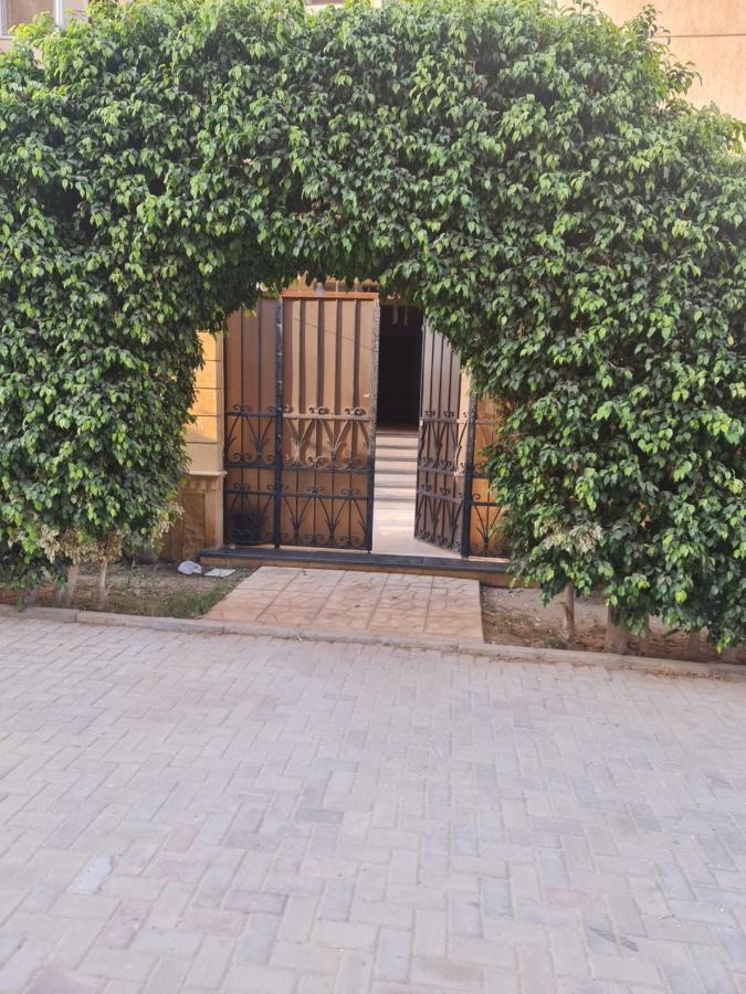 Garden View Royal Villa 284 - 210 meters space,17 min to Airport 1 min to Water Way, New Cairo - El Banafseg - B&B