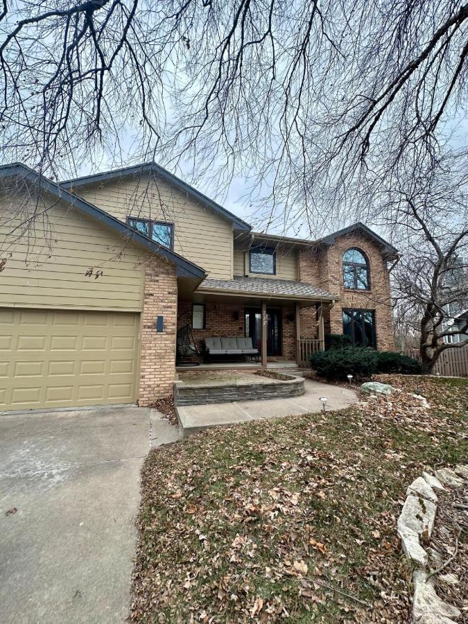 Spacious 4-bed family home with park views - B&B