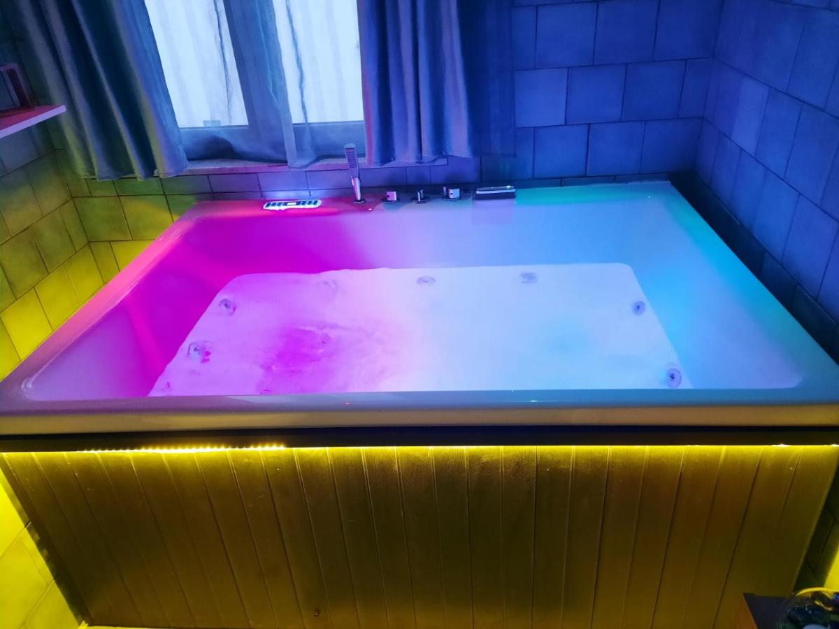 Habitación con cama extragrande y bañera de hidromasaje