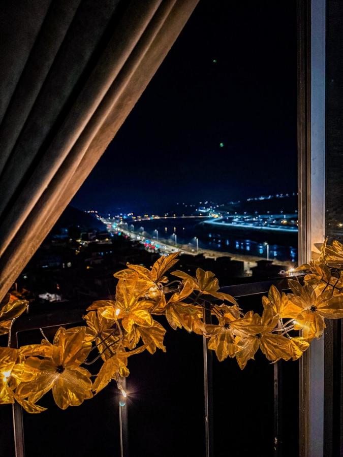 Luxury Mocha 1BR near Eiffel Tower Bahria - Bed and Breakfast