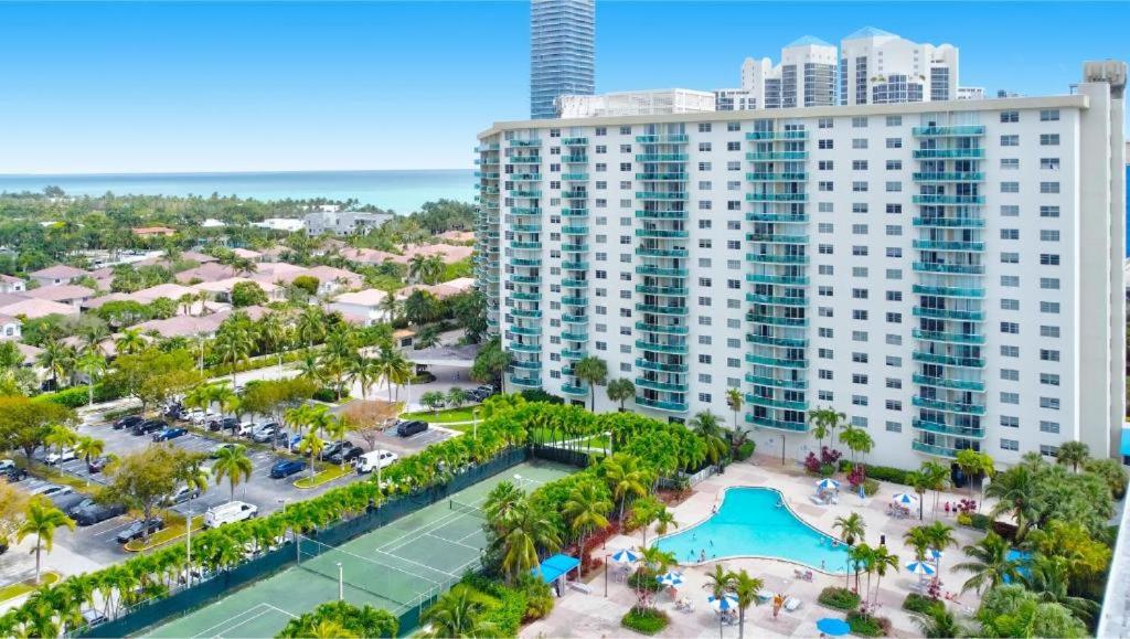 1 SPRING PROMO - Sunny Isles Seaview Condo, Walk to Beach, Amazing Amenities - Chambres d'hôtes Sunny Isles Beach