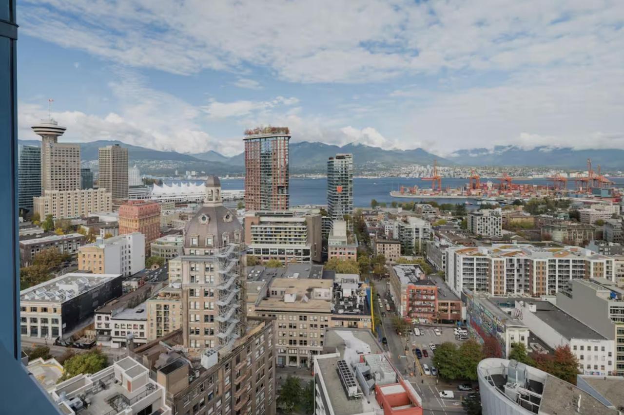 Luxury 2 Bed 2 Bath Condo Downtown Vancouver with Free Parking - B&B