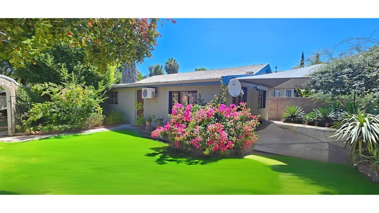 Self-catering Garden Cottage - Bed and Breakfast Oudtshoorn