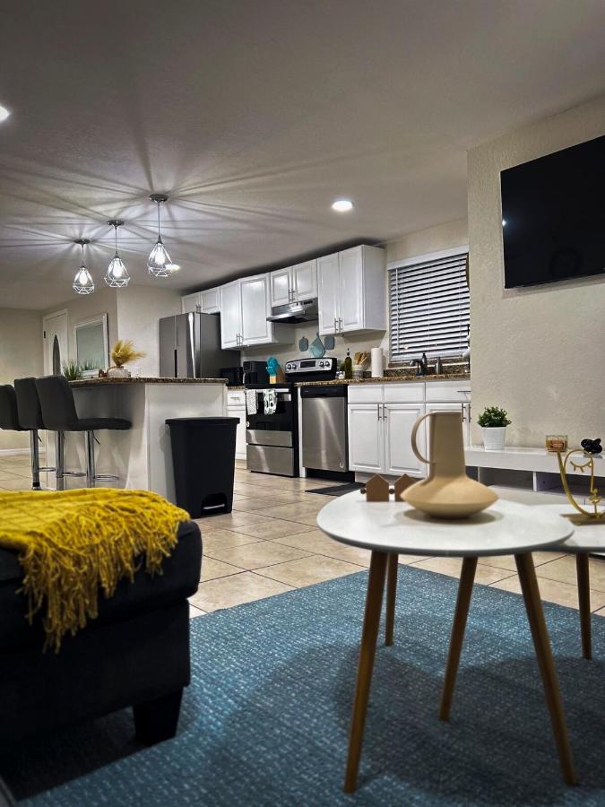 Cozy Getaway Pet Friendly 10 min Busch Gardens - B&B Tampa