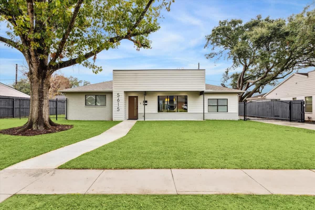 Luxury 4Bd 2Ba w Hot-Tub & Cinema Room - 14 guest - Bed and Breakfast Houston