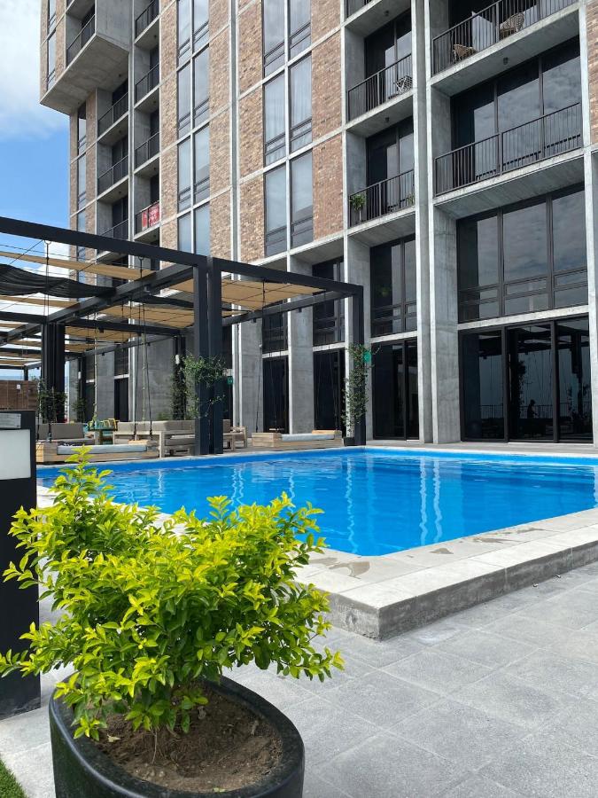 Lux 2 BR apartment, swimming pool, gym and free parking spot in downtown Monterrey - B&B