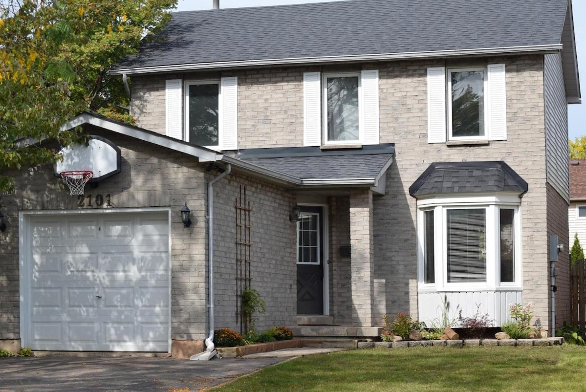 Spacious Detached Home Walk to Parks Trails Pool Easy Access to Toronto Niagara GO Train - Bed and Breakfast
