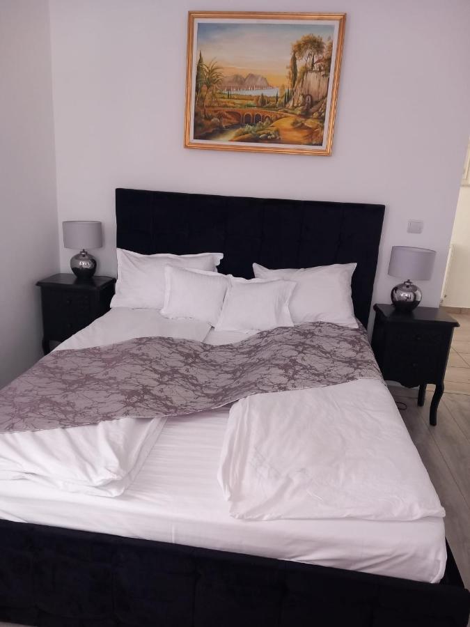 Deluxe Room (2 Adults + 1 Child)
