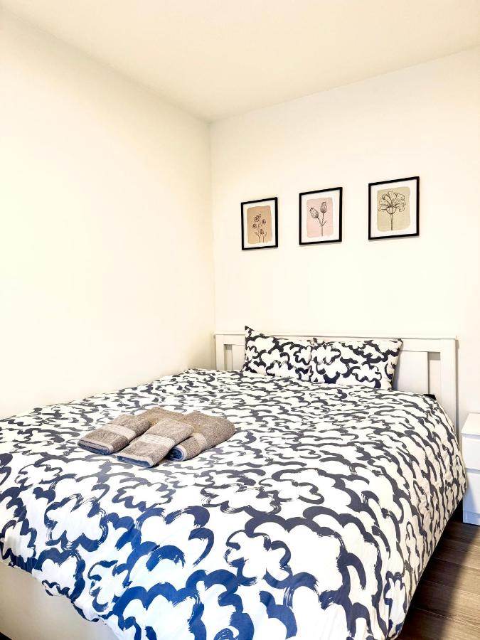 Cozy Room with Private Balcony in Prime location - Chambres d’hôtes