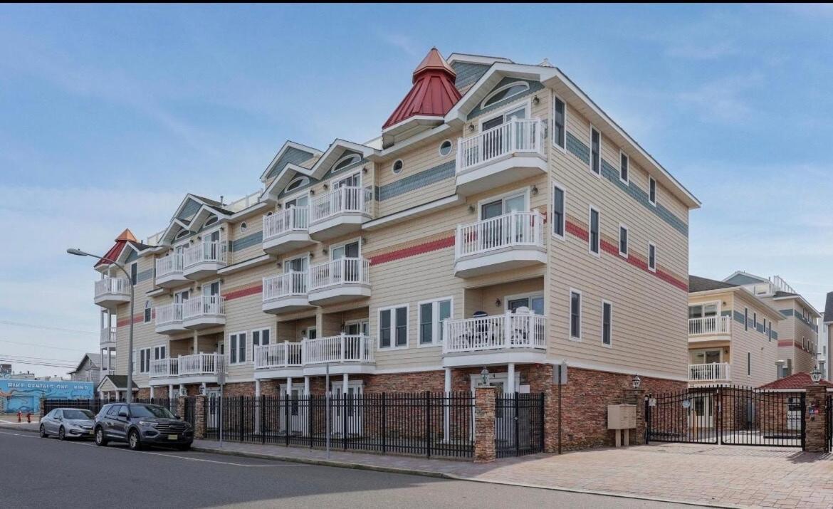 Poolside Getaway on Beach Block! - B&B