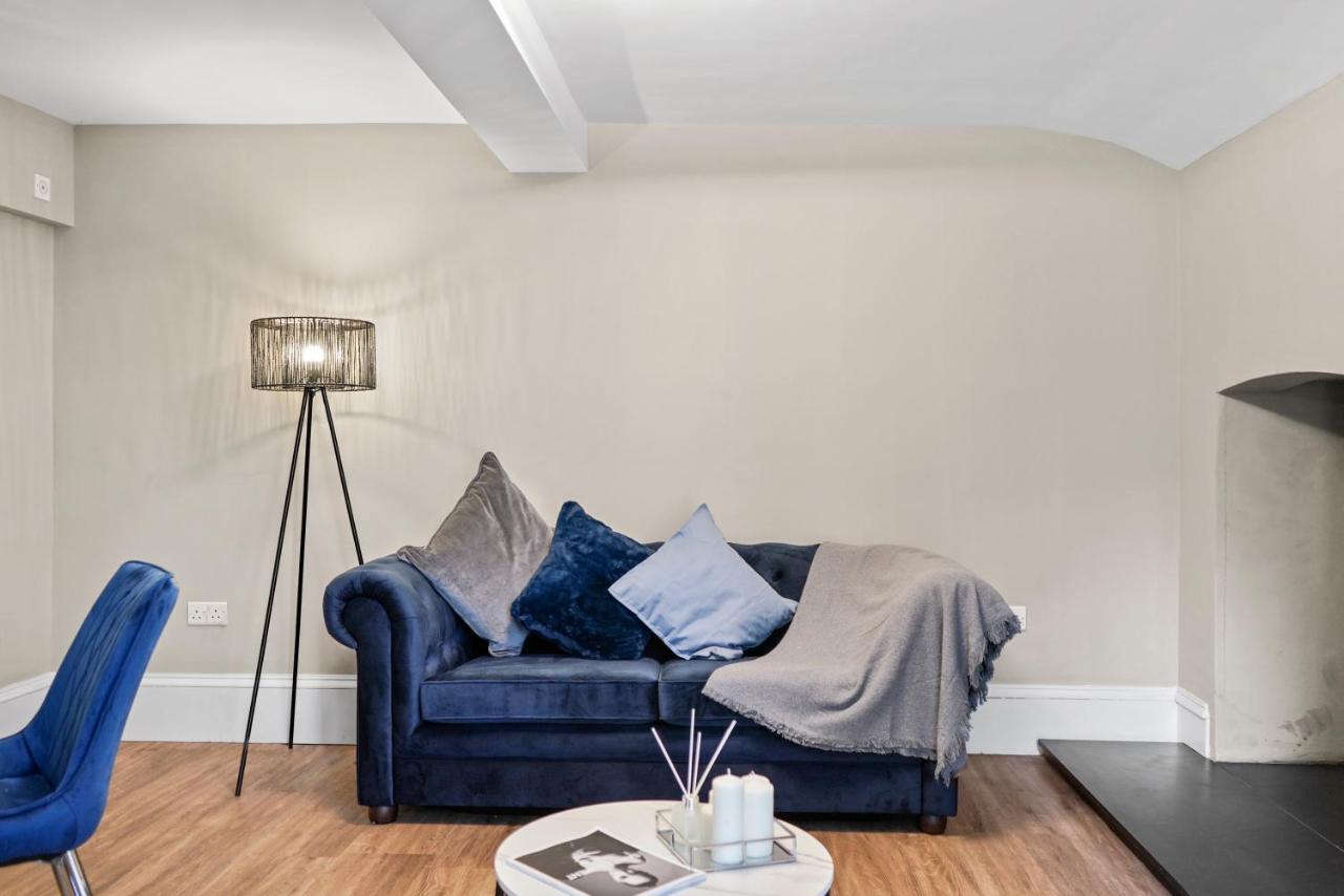 Chic & Contemporary Apartment with Patio - Parking - Chambres d’hôtes Wakefield