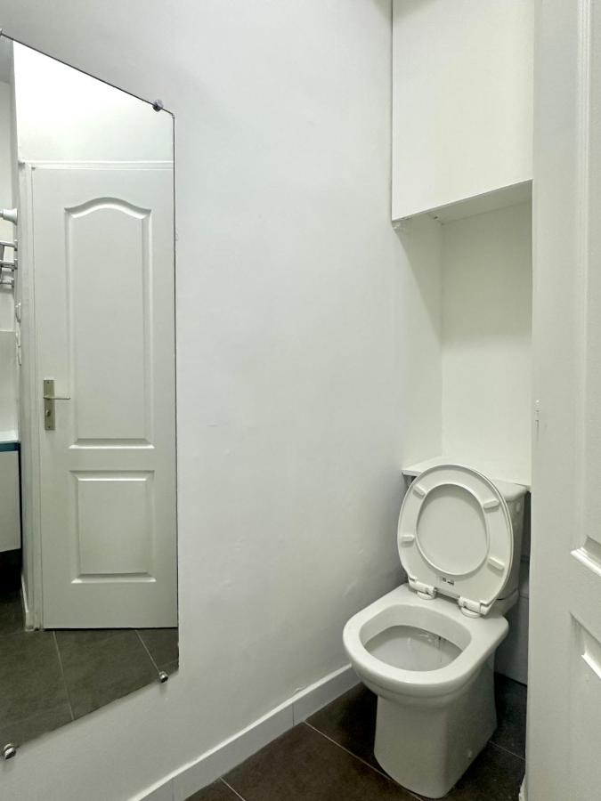 Cozy Apartment 2-Min Walk to Gare du Nord Fayette - Bed and Breakfast Parijs