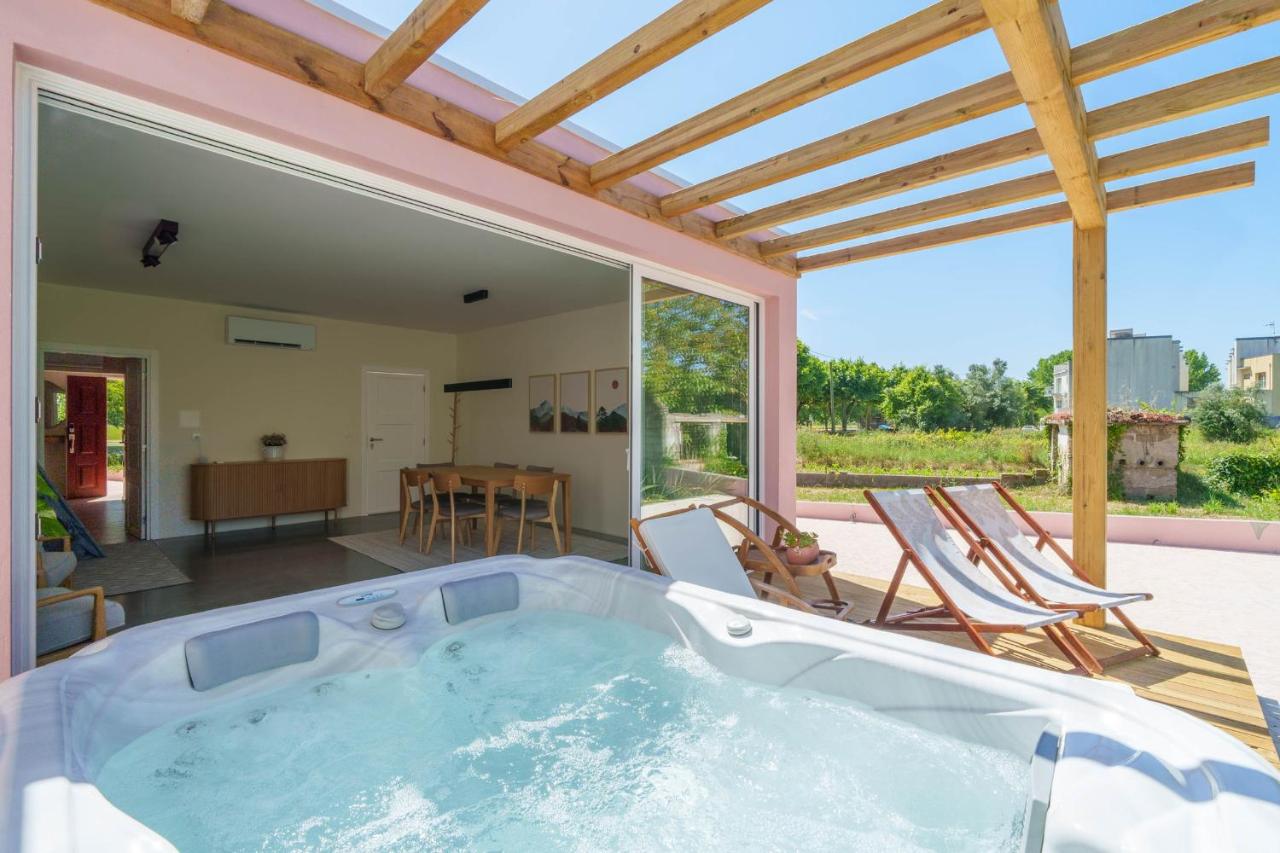 Bacelos pink house - riverfront with jacuzzi - B&B
