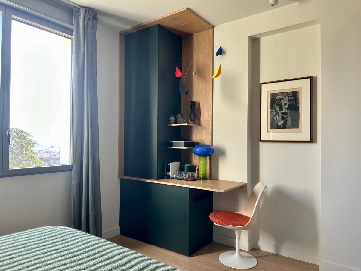 Habitación con cama extragrande y vistas al jardín