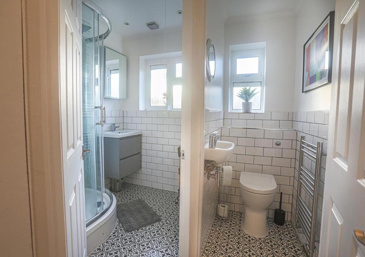 Modern Bromley 2 Bed apartment great location parking available - Ferienwohnung Grove Park