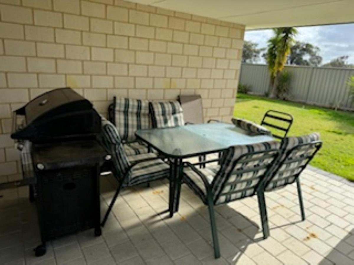 Luxury 4 bedroom house in Wellard only 30 minutes from Perth City - B&B