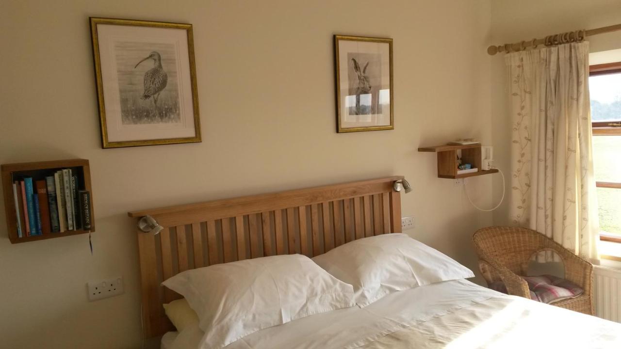 Zimmer mit Kingsize-Bett und Gartenblick.