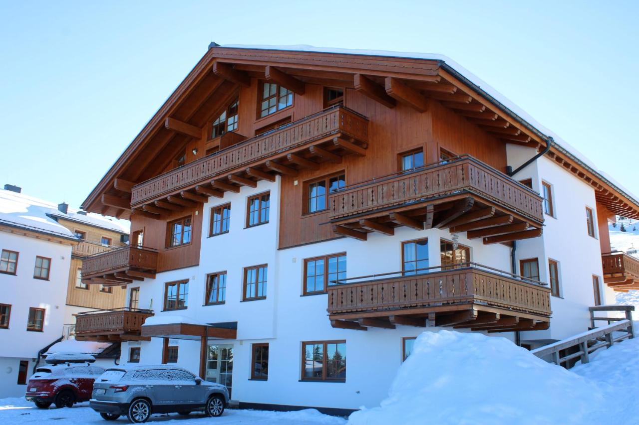 Apartment with Mountain View