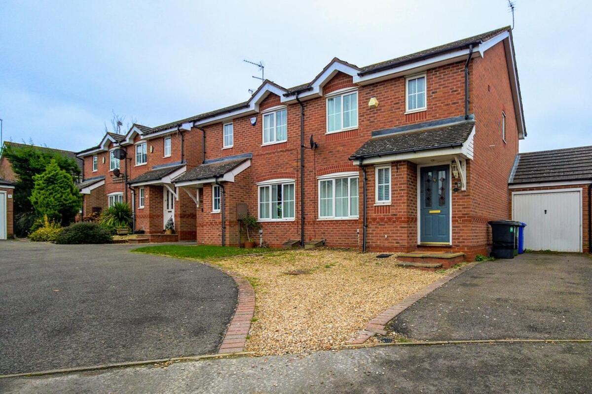 Grange House - Sleeps 6 - Driveway parking, Self-Check-In, Fast Wifi and Sky TV by Yoko Property - Bed and Breakfast Northampton