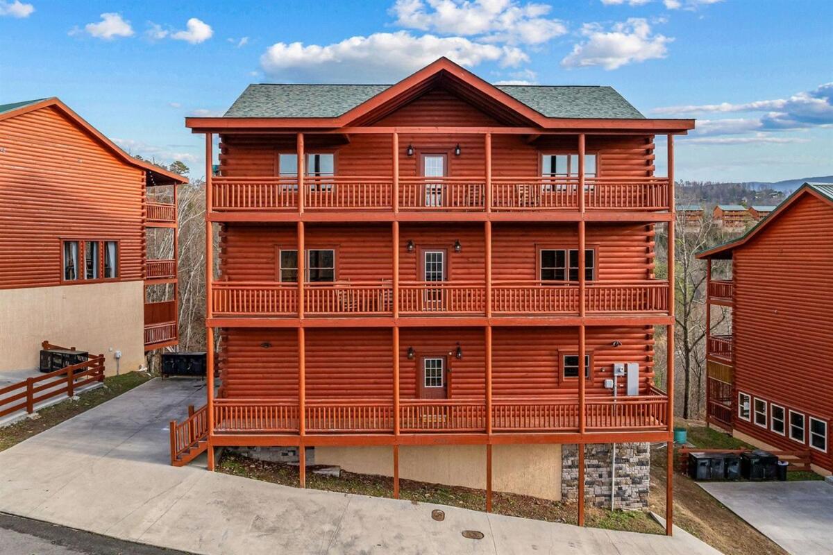 NewListing! Mtn View, Pvt Heated Pool, Theater, GameRoom, BBQ, Hot Tub, 6 bedroom with attached Bath, Sleeps 20 - B&B