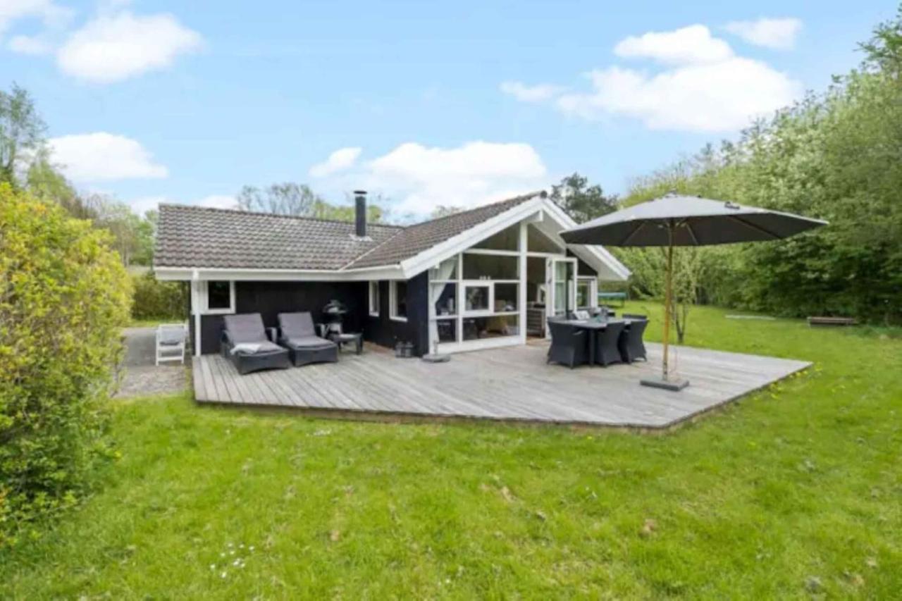 Cozy Cottage Just 200 M From The Beach - B&B Dronningmølle