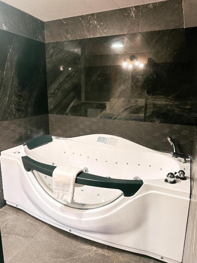 Blue Tulip - Rooms with Jacuzzi - B&B