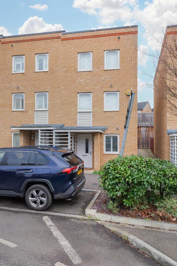 Pristine house near Dartford Station with Free Parking and Study - B&B Dartford