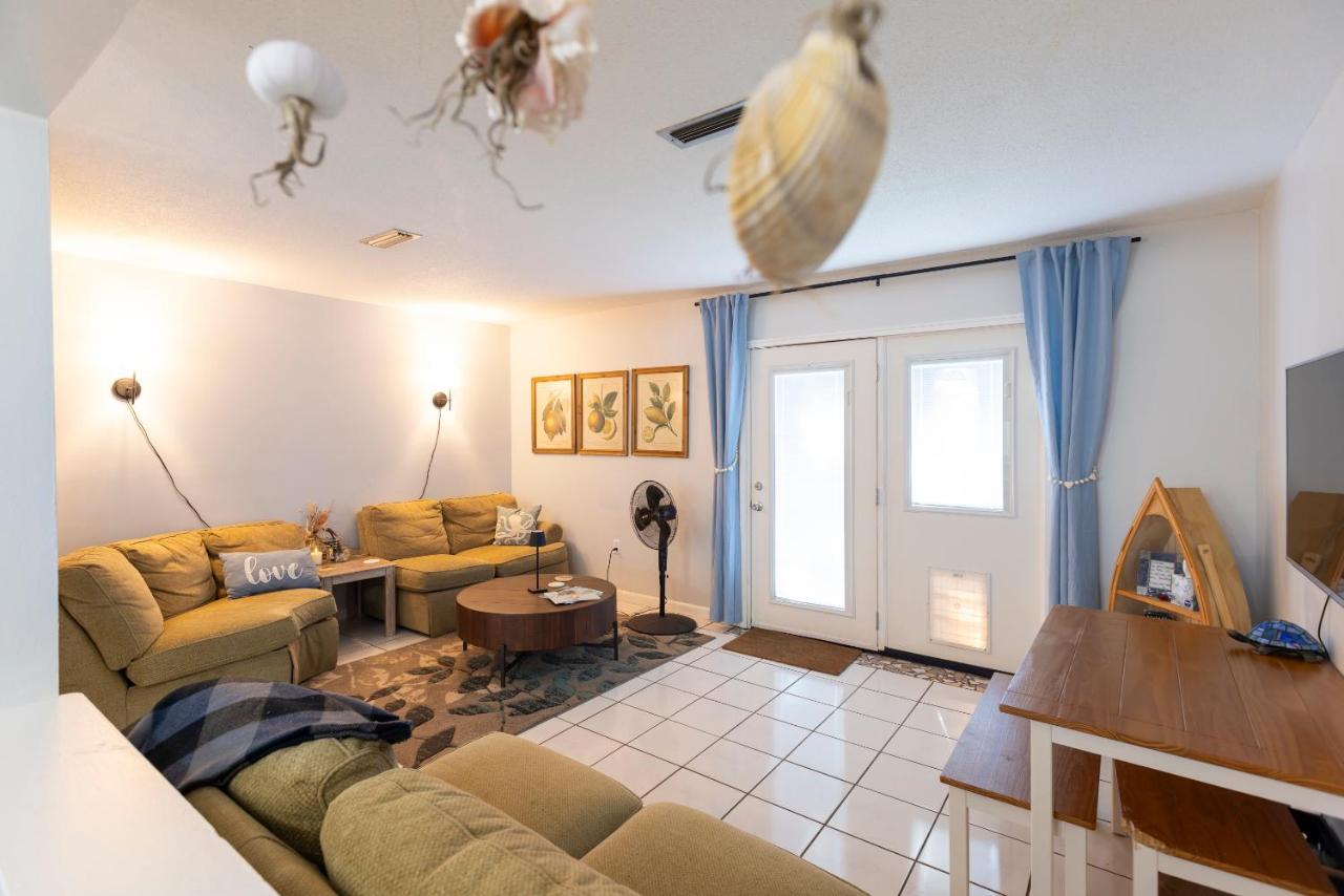 Peaceful Townhouse 1 mile to Beach Okaloosa Island Relax Replenish - Chambres d'hôtes Fort Walton Beach