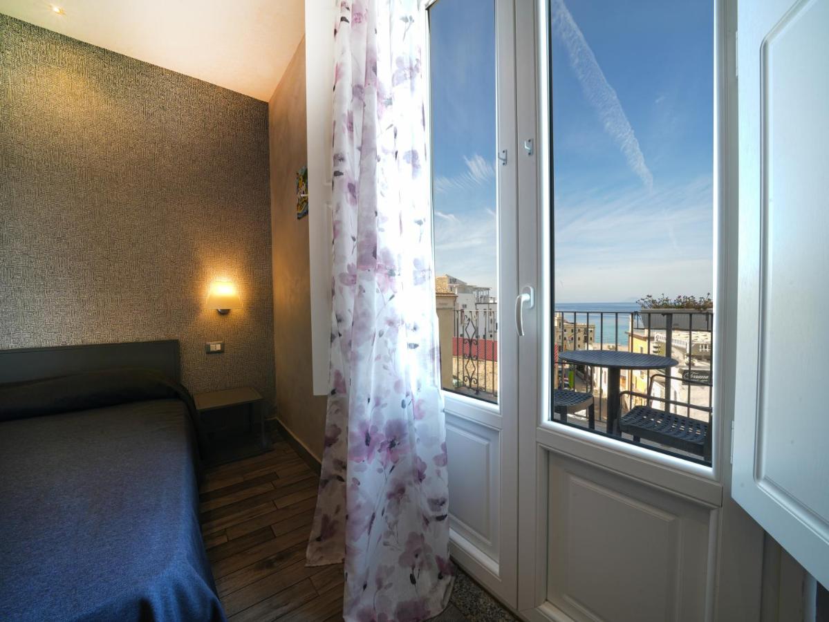 Double or Twin Room with Sea View
