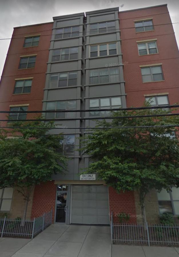 Private Bedroom near NYC w access to a shared kitchen, living room & bathroom, plus on-site gym - B&B Jersey City