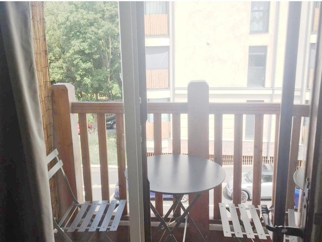 Confortable studio, jolie terrasse a 350 m de Paris - B&B Gentilly