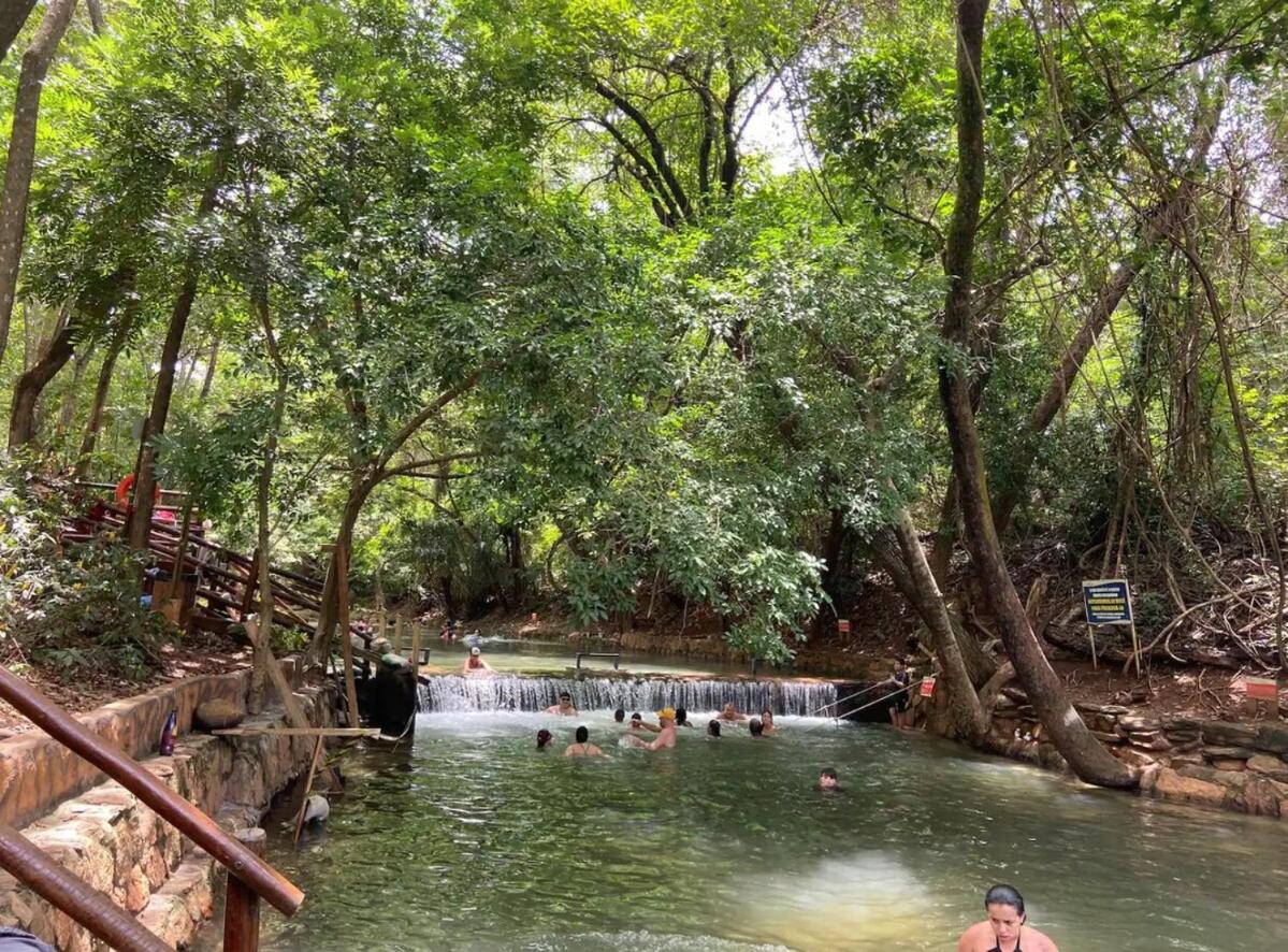 Completo, rio natural de água quente e piscinas - B&B
