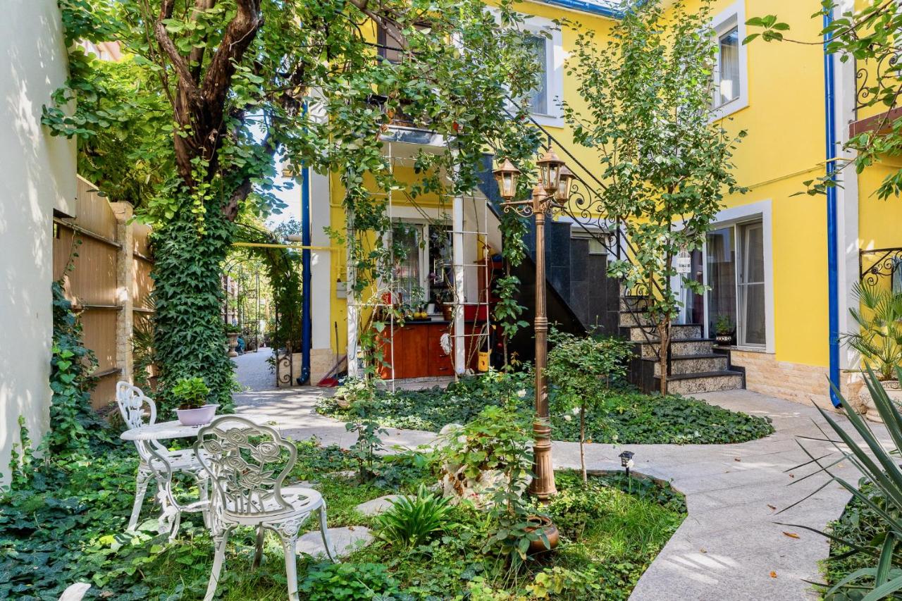 High-end 3BR Apartment - Private Garden, Terrace & BBQ - B&B Bucarest