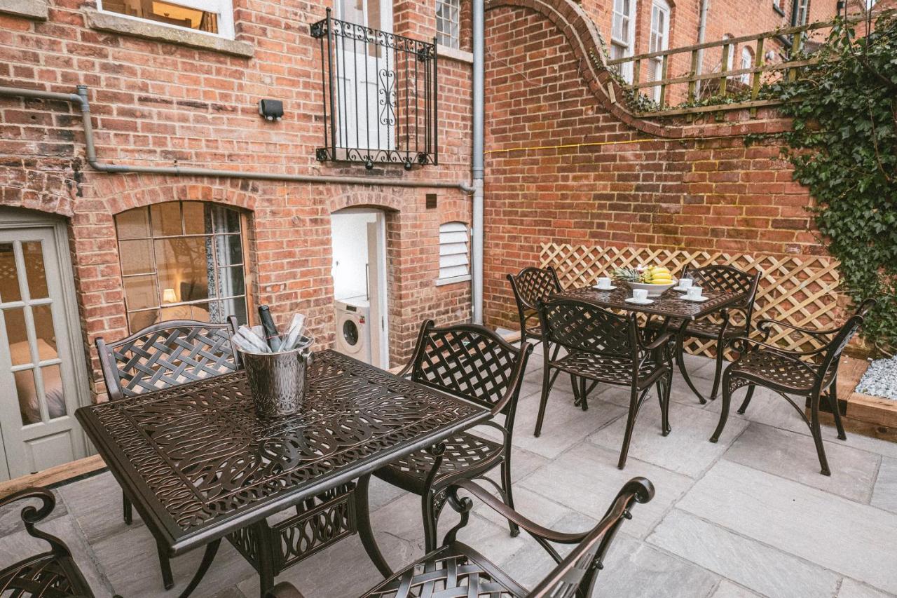St Michaels Town House - Elegant and Large Holiday Home in the Heart of Gloucester - Bed and Breakfast