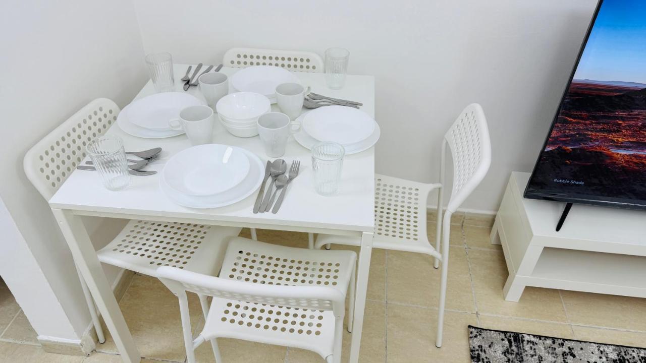 O07 Luxury Furnished Studio Apartment near bus stop Garden view Persia Cluster - Chambres d'hôtes Dubaï