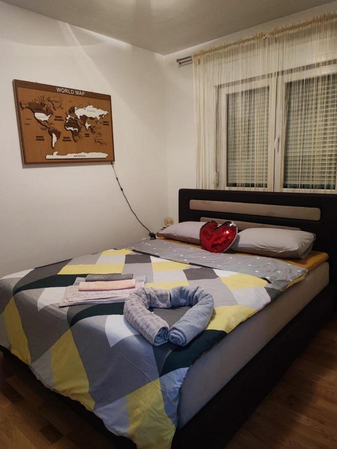 Yellow Corner Lux apartment, Lukavica, Istocno Sarajevo near Airport - free parking - B&B