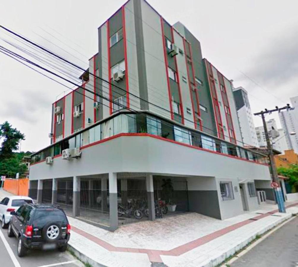 Apartamento com Varanda Ampla, Garagem rotativa, a poucos metro da Praia - Bed and Breakfast