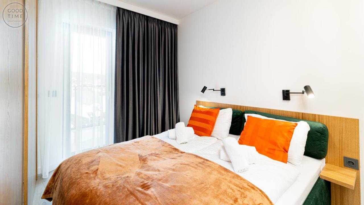 Deluxe One-Bedroom Apartment