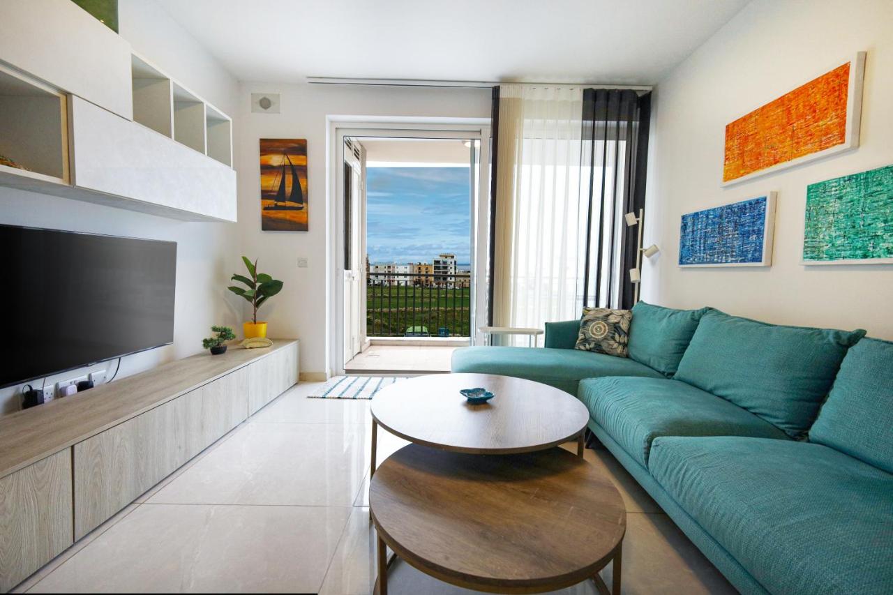 Spacious 2BD Apartment with Large Front Balcony & Country Views - Close to Sea - B&B San Pawl il-Baħar
