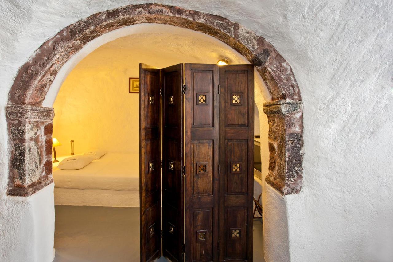 Premium Cave Suite with Hot Tub & Caldera View