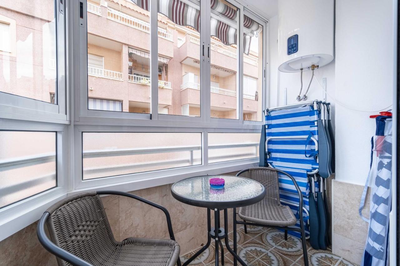 Calle Helsinki 23, Apartment with 2 bedrooms , 200 meters from Los Locos beach - Chambres d'hôtes Torrevieja