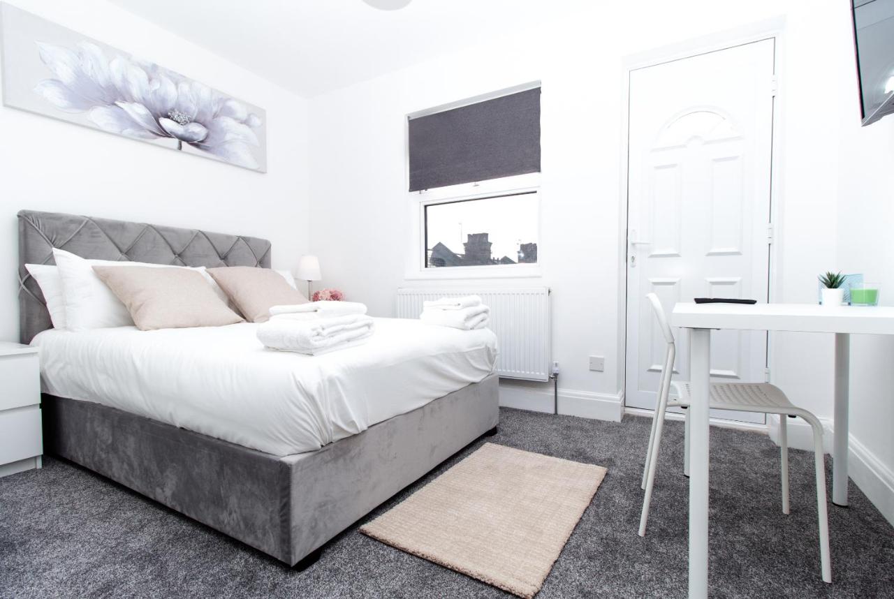 SAV - 4 Bed Town House, Harrow - B&B