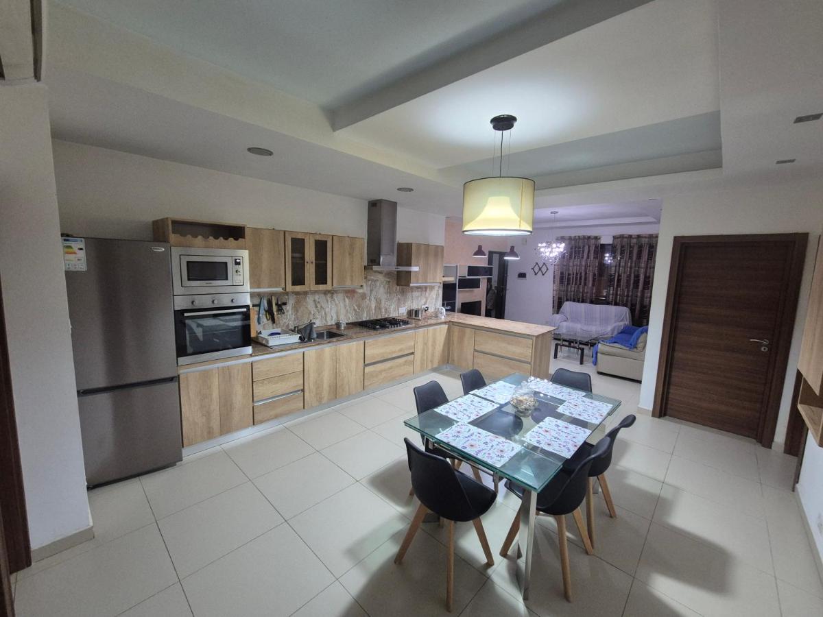 LA court in Marsascala - Ferienwohnung Marsaskala