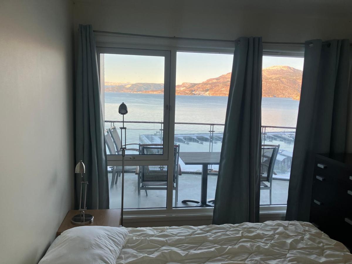 Leilighet i Hjelmeland med sjøutsikt - B&B