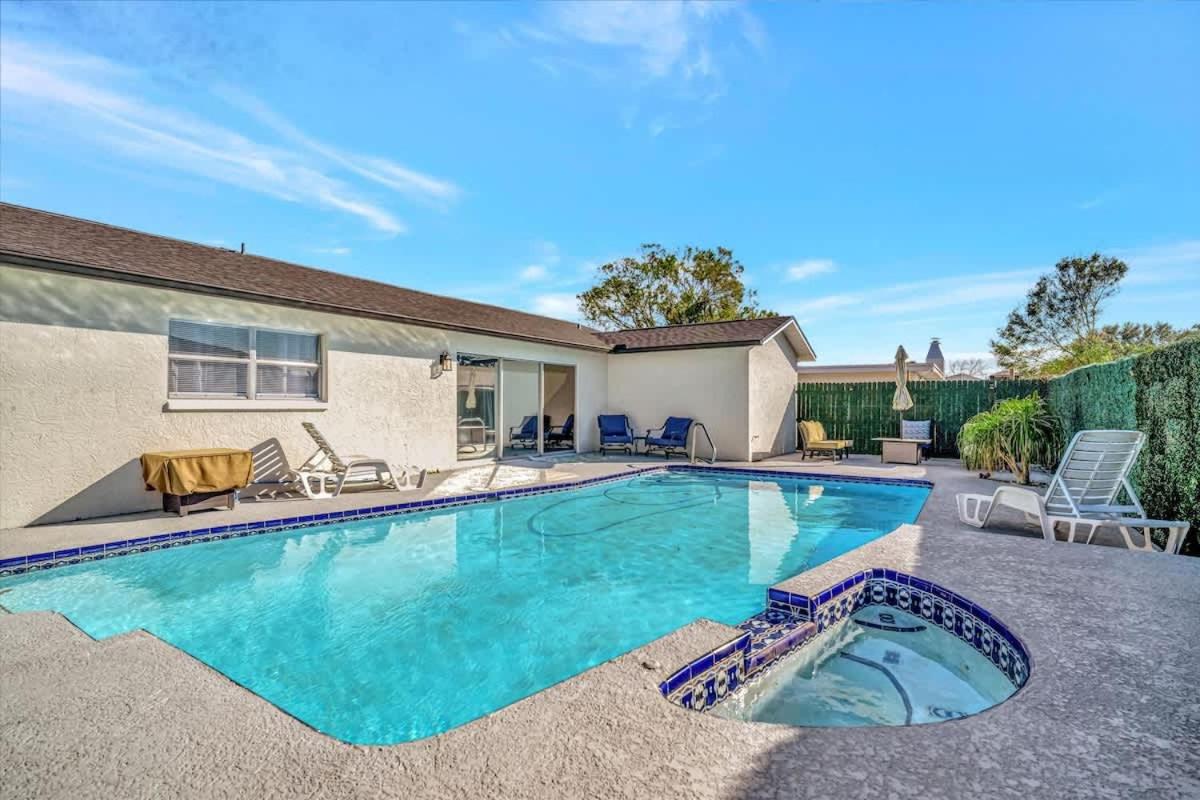 Heated Pool 3b&2b home - Bed and Breakfast Largo