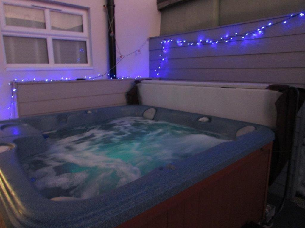 8 Guests Large cottage Hotub - Ferienwohnung