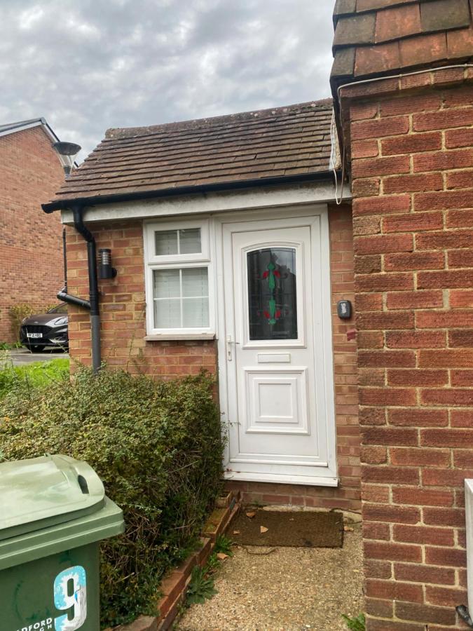 Cosy Apartment with Private Access and Kitchenette in Guildford - B&B