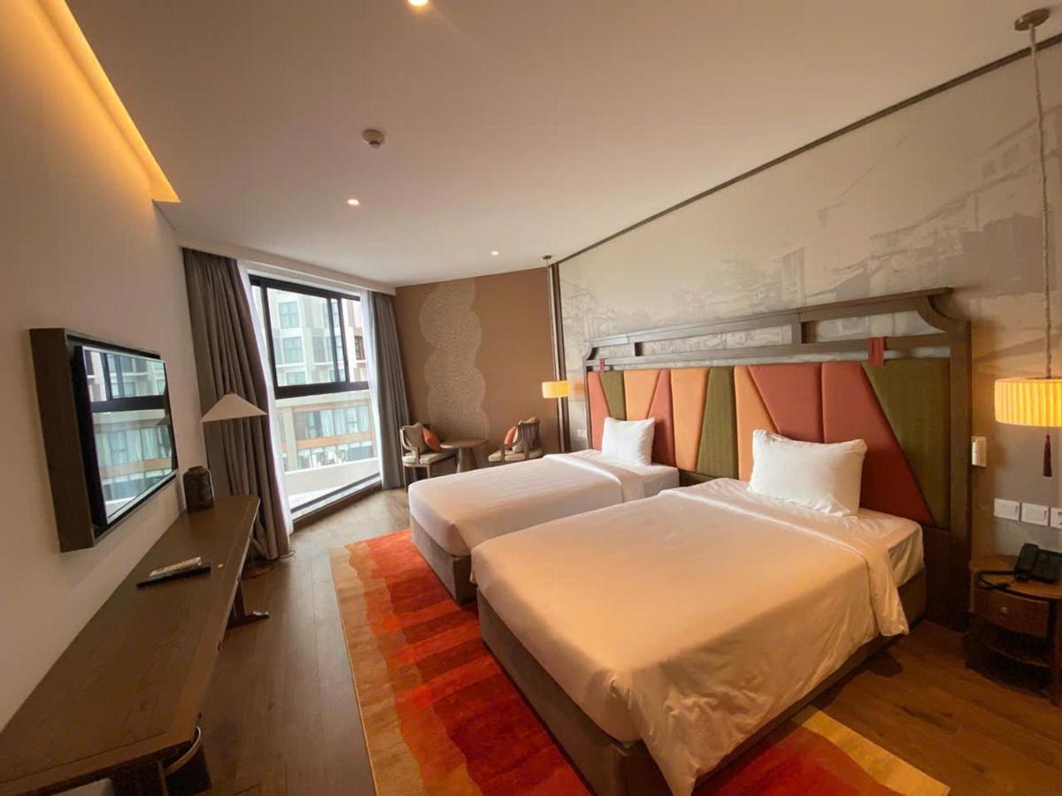 Zweibettzimmer mit Poolblick